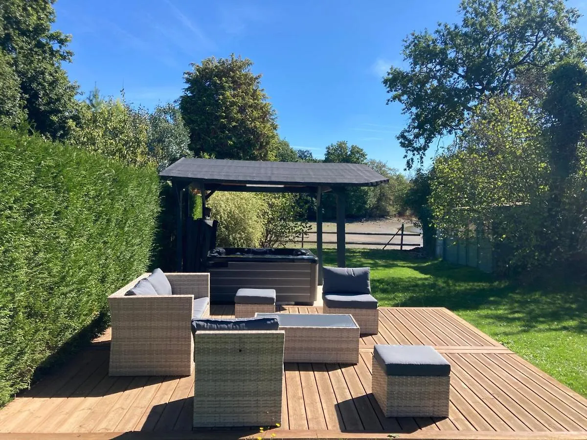 Cabane de pêcheurs avec spa au pied de l'étang Hédé France